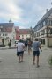 Menschen gehen durch die Stadt Memmingen. 