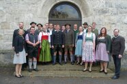 Studierende und Lehrkräfte stehen vor Kirchentür