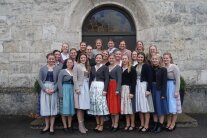 Studierende stehen vor Kirchentür