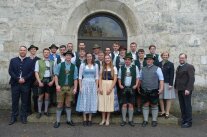 Studierende und Lehrkräfte stehen vor Kirchentür