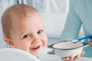 Baby wird mit Brei gefüttert