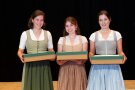 3 Personen stehen nebeneinander.