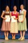 3 Frauen stehen nebeneinander.