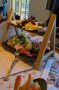 Wurst, Käse, Schinken, Gemüse und Obst auf einer Etagere