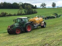 Traktor bringt Gülle aus